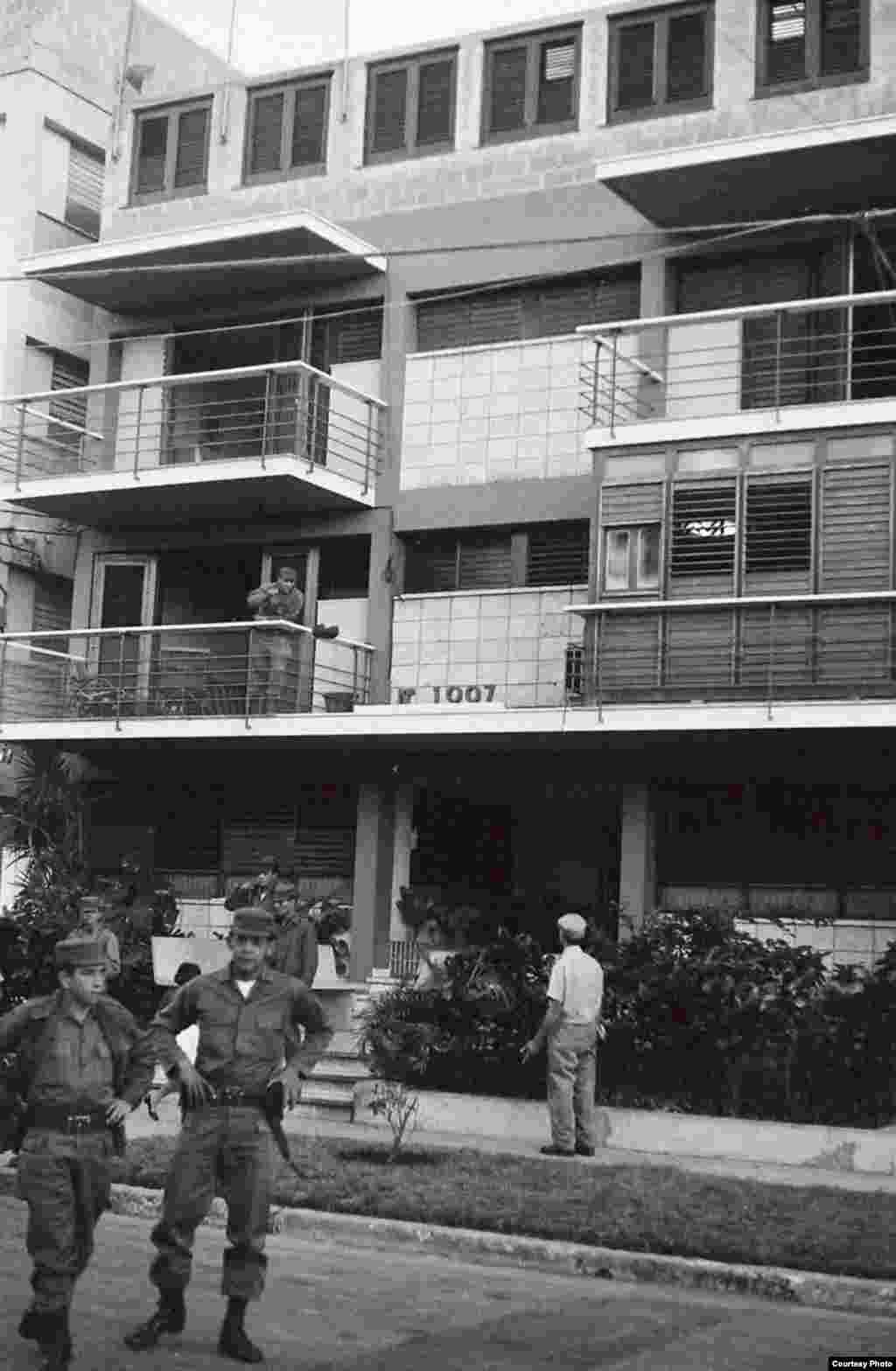 La entrada del custodiado edificio 1007 de la calle 11 del Vedado, donde Castro se solazaba visitando a Celia Sánchez. Obsérvense las construcciones añadidas en las azoteas (Luis Domínguez)