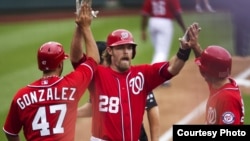 Jayson Werth, de los Nacionales, es recibido en home por sus compañeros, entre ellos el cubanoamericano nacido en Hialeah Gio González