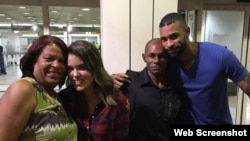 El pelotero cubano de los Orioles de Baltimore, Henry Urrutia (d) , junto a sus familiares en Venezuela.