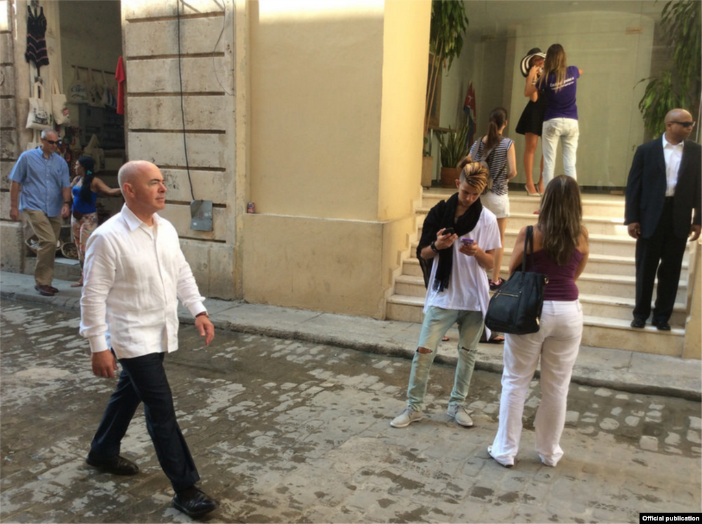 El secretario adjunto del Departamento de Seguridad Nacional de Estados Unidos, Alejandro Mayorkas, por la Habana Vieja.