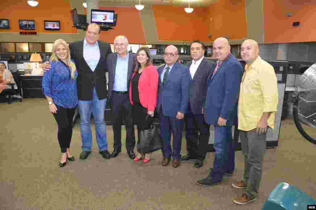 Opositores venezolanos en el exilio reciben al exalcalde de Caracas, Antonio Ledezma, de visita en Radio Martí. (Foto: Fabián Crespo)