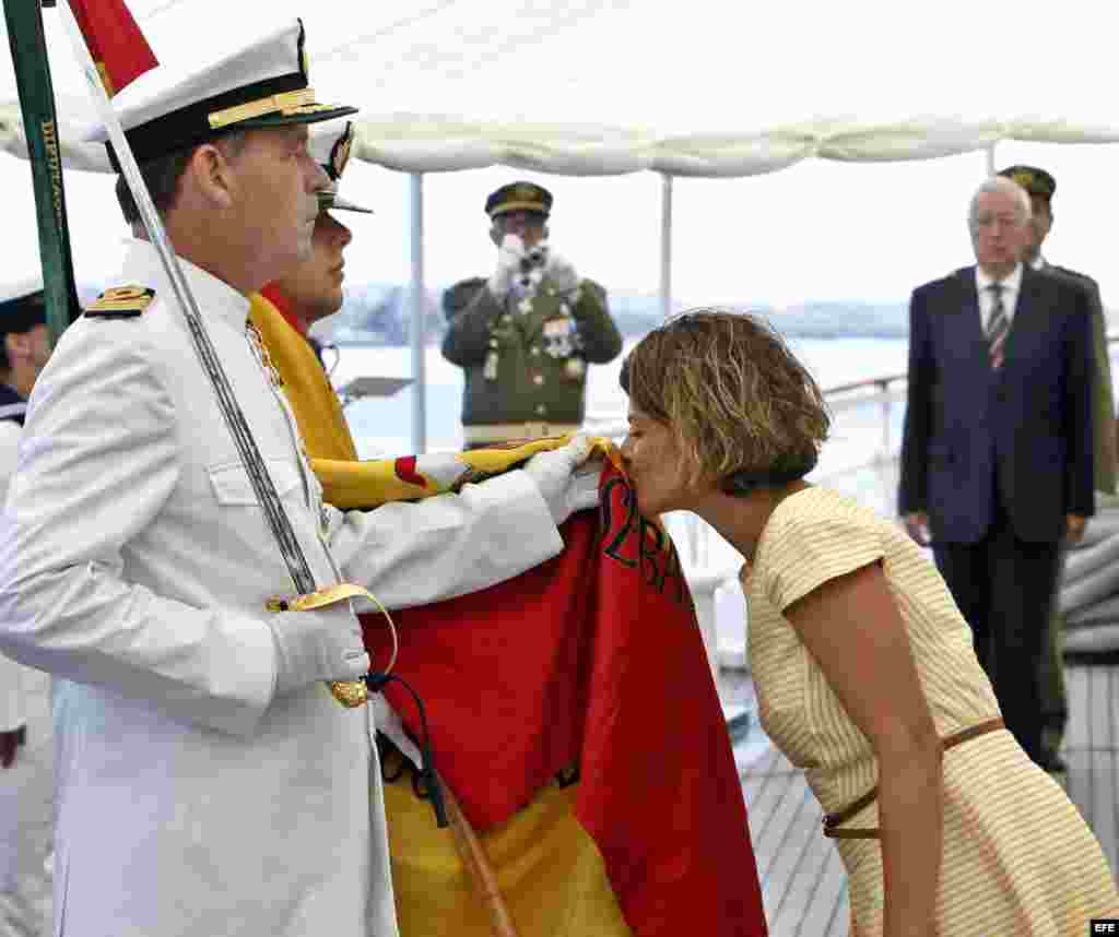 En la cubierta del octogenario bergantín-goleta, atracado en el puerto de la Bahía de La Habana, una veintena de ciudadanos españoles residentes en Cuba rindieron juramento a la bandera.