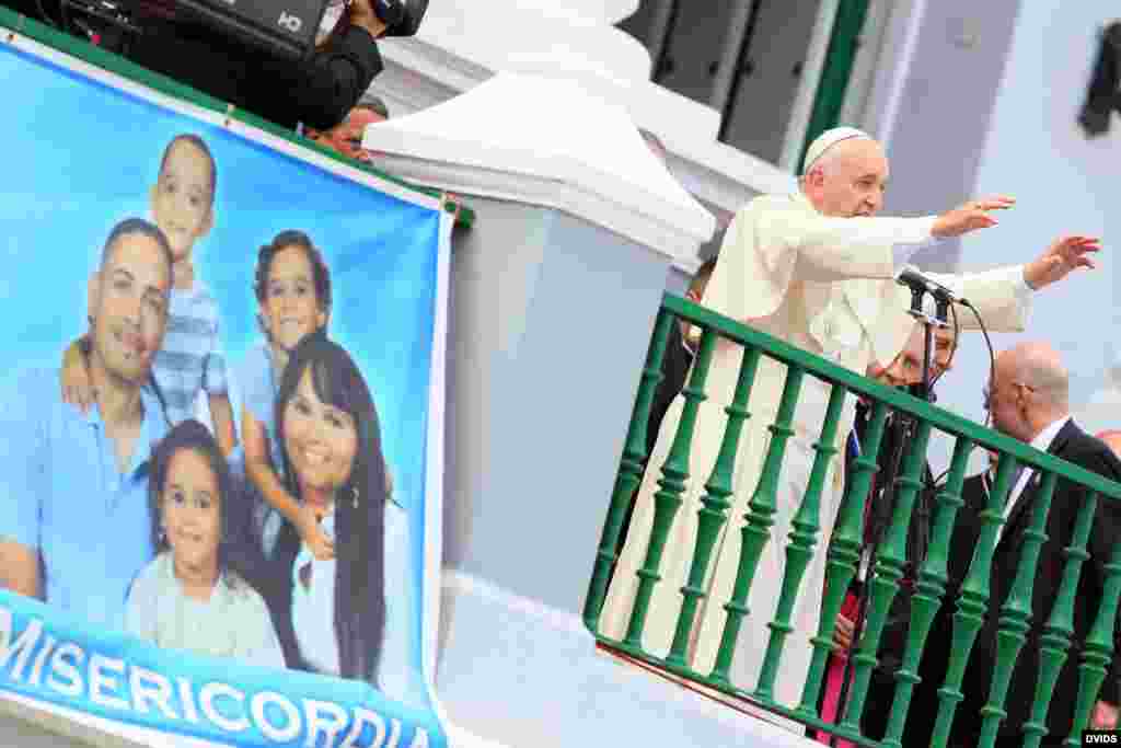 El papa Francisco aboga por la &quot;libertad&quot; de la familia en su último acto en Cuba. Afirmó en la Catedral de Santiago, ante las familias, que &quot;es en casa donde aprendemos la fraternidad, la solidaridad, a no ser avasalladores, el perdón&quot;.