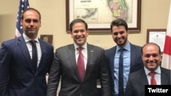 El diputado brasileño Eduardo Bolsonaro (izq.) se reunió anoche con el Senador Marco Rubio (2do. izq.)