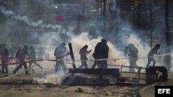 Un grupo de manifestantes se defiende de la policía durante una protesta (Archivo)