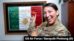 La sargento-técnico Alejandra Avila, ante una bandera mexicana durante el Mes de la Herencia Hispana, en San Antonio, Texas. (US Air Force/Sarayuth Pinthong).