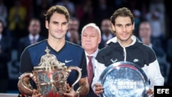 (i-e) Federer y Nadal reciben sus trofeos en el Torneo de Basilea, Suiza en 2015. Federer venció a Nadal 6-3, 5-7 y 6-3.