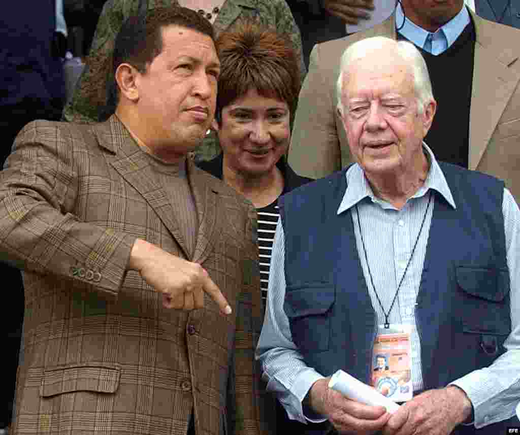 (Archivo) El presidente venezolano, Hugo Chávez(i), conversa con el ex presidente de EEUU, Jimmy Carter(d), el 30 de mayo 2004, en Caracas. 