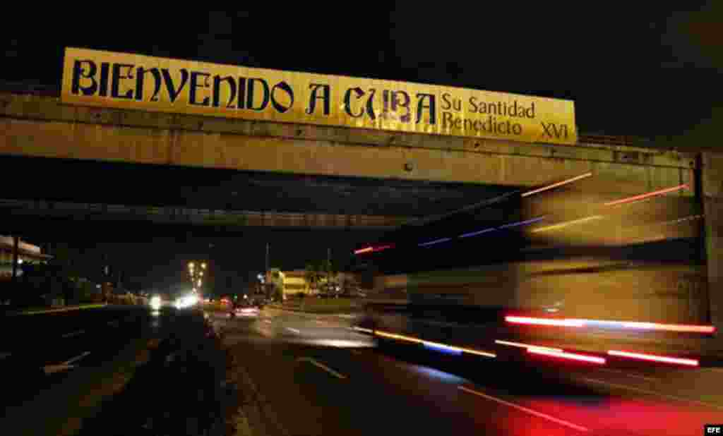 Uno de los carteles con mensajes de bienvenida al Papa Benedicto XVI en La Habana.