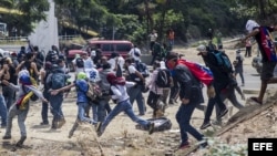 Manifestantes opositores se enfrentan a miembros de la Guardia Nacional Bolivariana