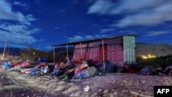 Migrantes venezolanos en camino a Perú en la carretera Panamericana.