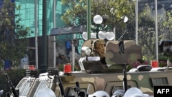 Un soldado en un vehículo blindado frente al Palacio Quemado en la Plaza de Armas de La Paz el 26 de junio de 2024. (Foto de AIZAR RALDES / AFP).