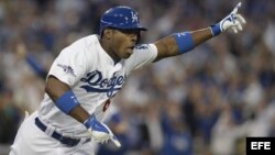 El jardinero derecho de los Dodgers de Los Ángeles, Yasiel Puig, celebra después de batear un jonrón.