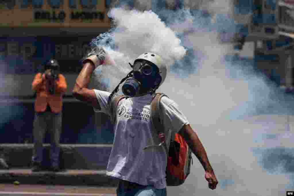 Centenares de opositores se enfrentaron a los cuerpos de seguridad para mantenerse en las calles protestando, pese al uso de bombas lacrimógenas por parte de las fuerzas policiales.